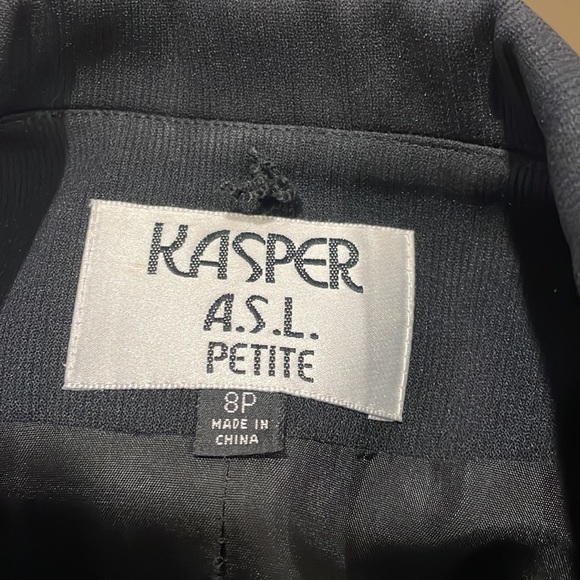 Kasper black pleated/ cuffed pant suit, zip up jacket size 8P - Picture 3 of 9